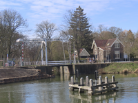 901592 Gezicht op de Kanaalwegbrug over de Leidsche Rijn en rechts het pand Kanaalweg 89 te Utrecht, van bij de ...